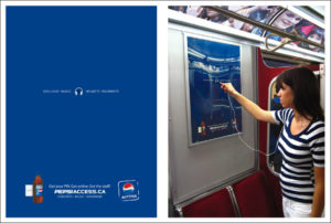 Une femme utilisant ses écouteurs sur la publicité interactive dans le métro cannadien