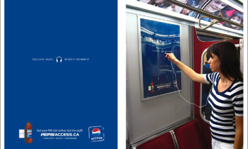 Une femme utilisant ses écouteurs sur la publicité interactive dans le métro cannadien