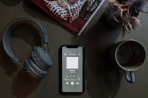 Un podcast écouté sur smartphone